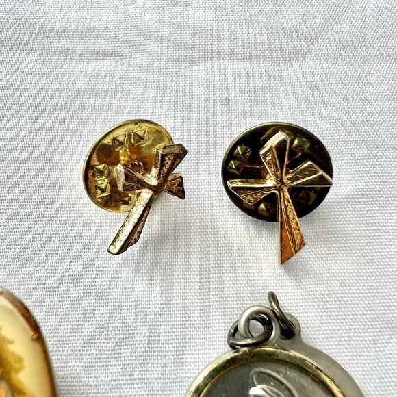 Vintage To Modern Religious Catholic Medals Crosses Pins Saint Pendants Charms - Picture 8 of 16